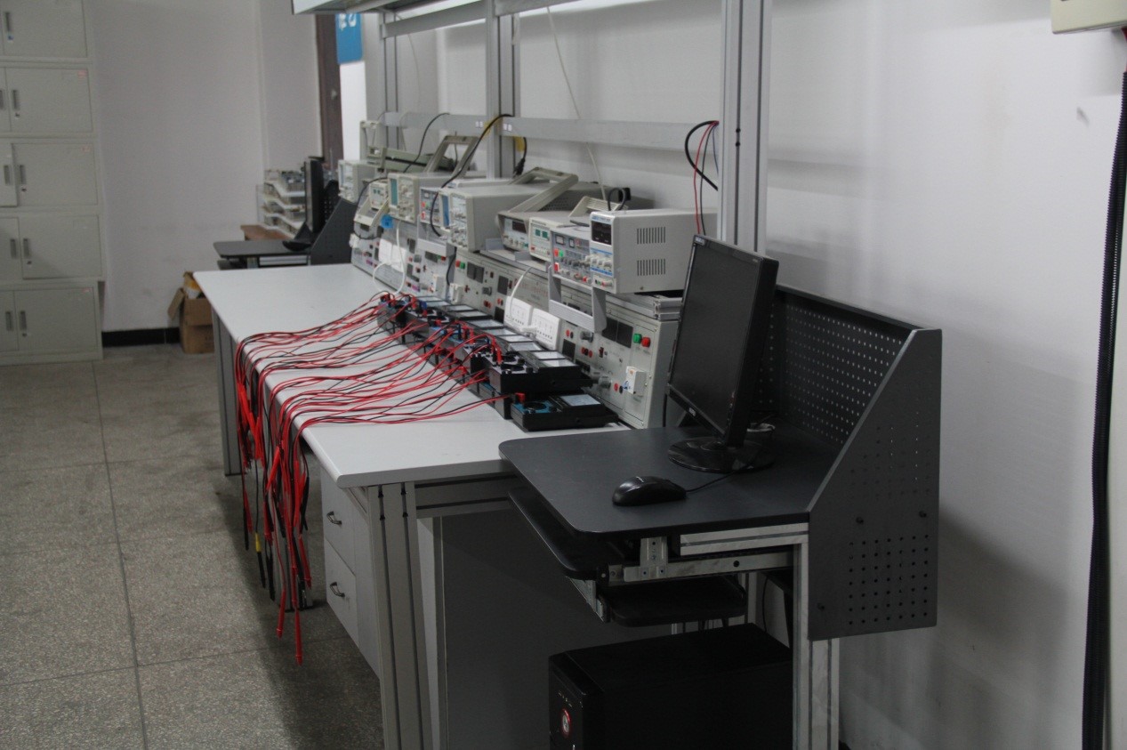 電子工藝創(chuàng)新實(shí)訓(xùn)室--亞龍 YL-13 5A 示波器、萬用表、電腦等